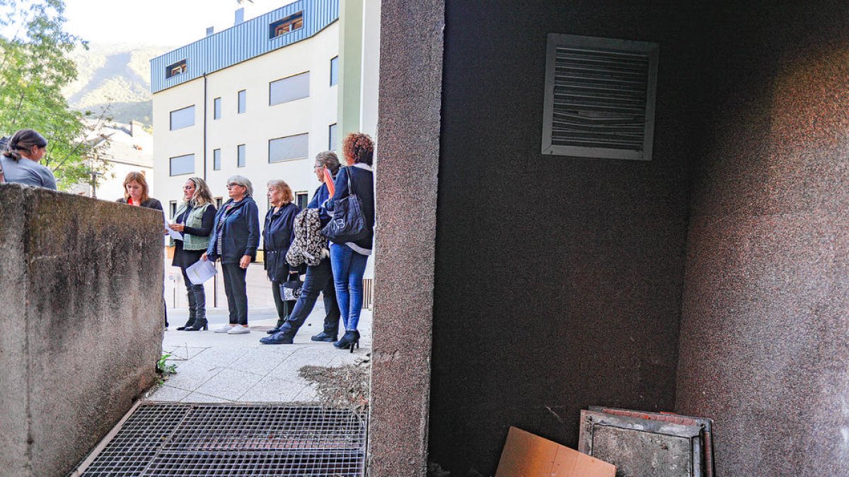 Les associacions es van pronunciar davant l'antic hospital de Santa Coloma.