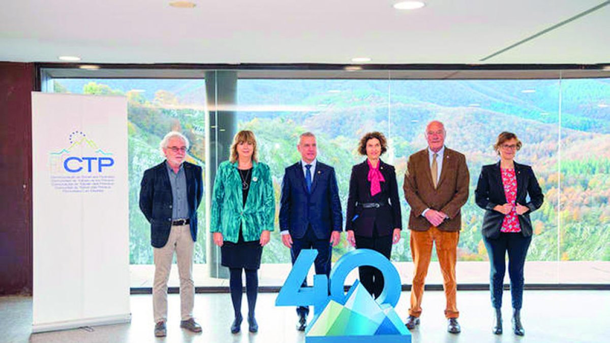 Els representants dels set territoris.