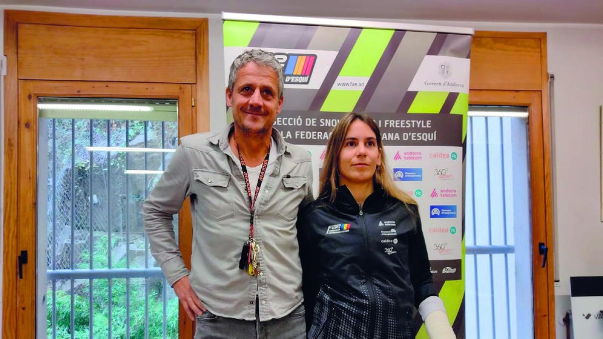 El gerent de la FAE, Carles Visa, i Maeva Estevez, ahir a la seu de la FAE.