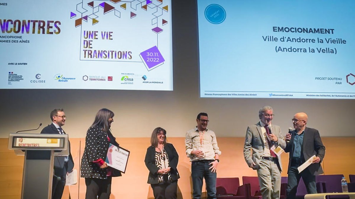 La consellera de Social, Meritxell Pujol, acompanyada del tècnic de Social, Jonathan Garcia, a París