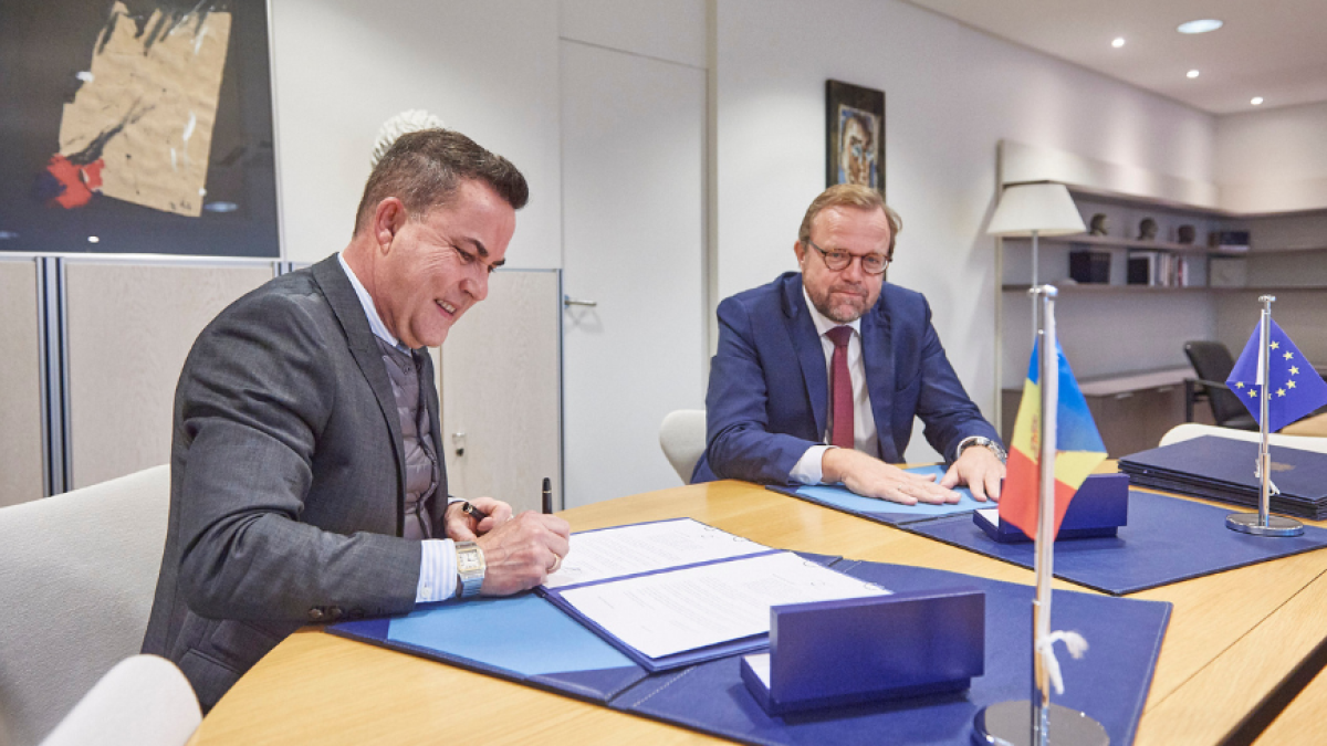 El representant Permanent d'Andorra davant el Consell d'Europa signant les ratificacions