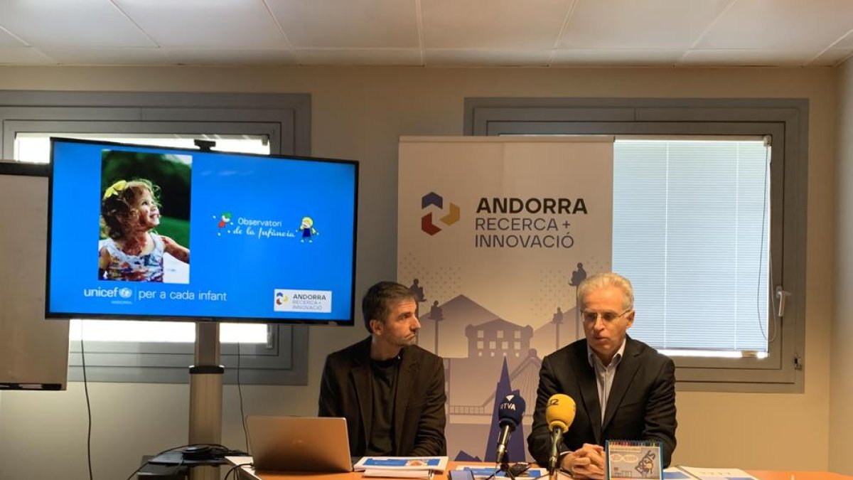 Joan R. Micó, coordinador de l'àrea de societat d'AR+I, i Albert Mora, director d'UNICEF Andorra