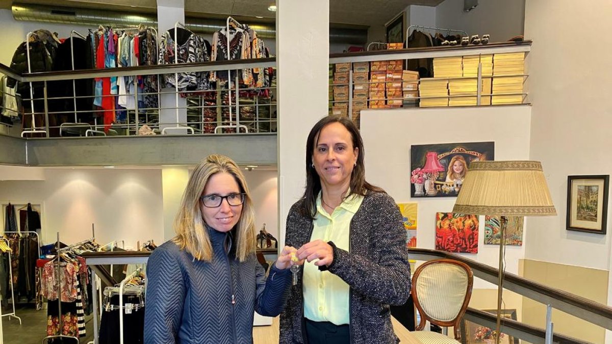 La presidenta de l'Unicef Andorra, Marianela Vila, i la directora de Comunicació Corporativa, Màrqueting i Nous Canals de Crèdit Andorrà, Núria Roca, al nou local