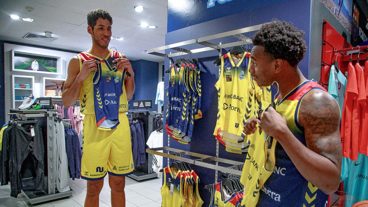 Acte de llançament de les noves equipacions amb Dos Anjos i Speight.