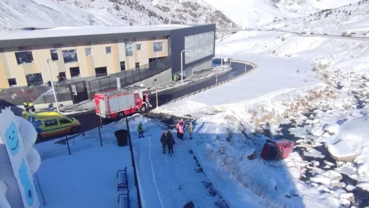 Simulacre del vessament d'hidrocarburs al riu Arieja