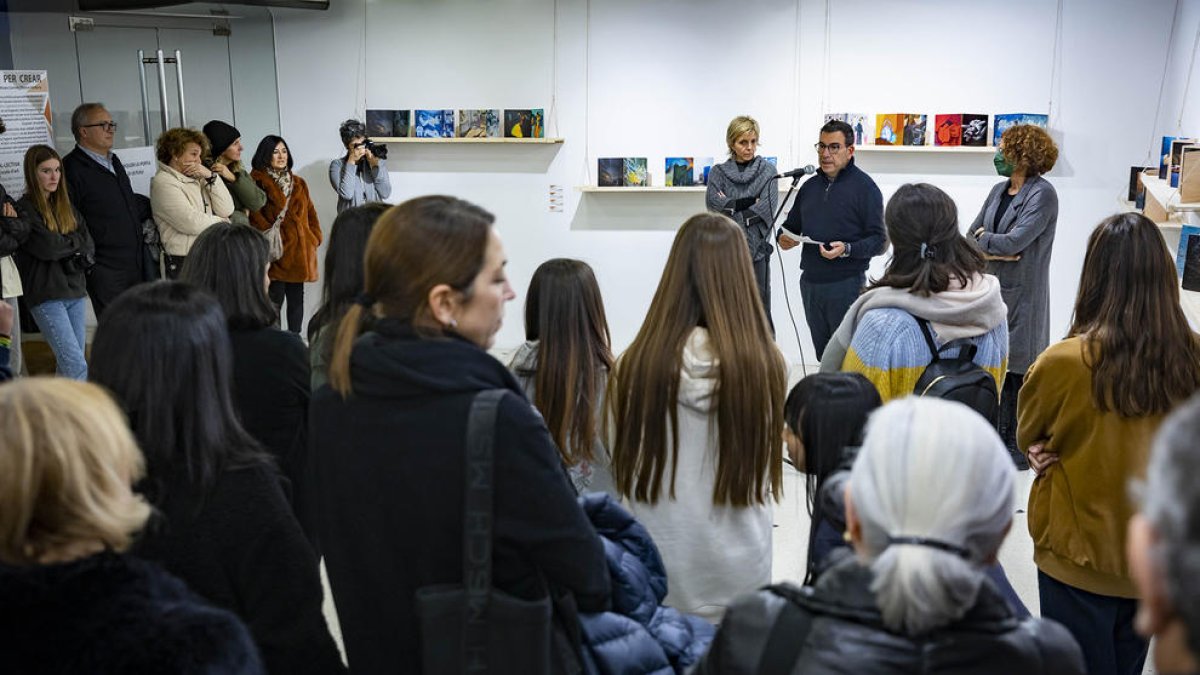 Inauguració de l'exposició col·lectiva 'Desfragmentar per crear'