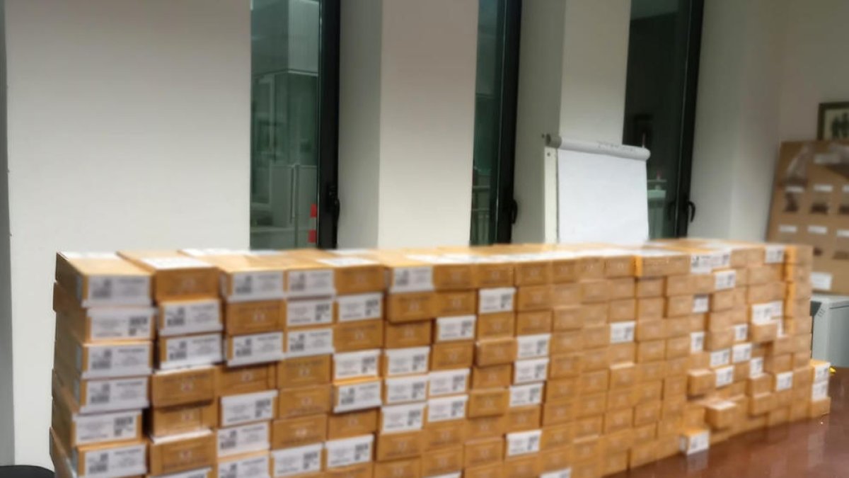 Els paquets de tabac comissats per la policia.