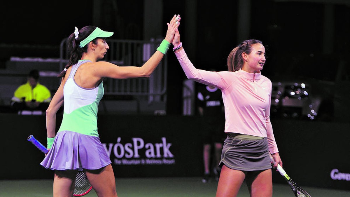 Georgina García i Vicky Jiménez celebrant un punt durant el partit de dobles d'ahir al Poliesportiu.