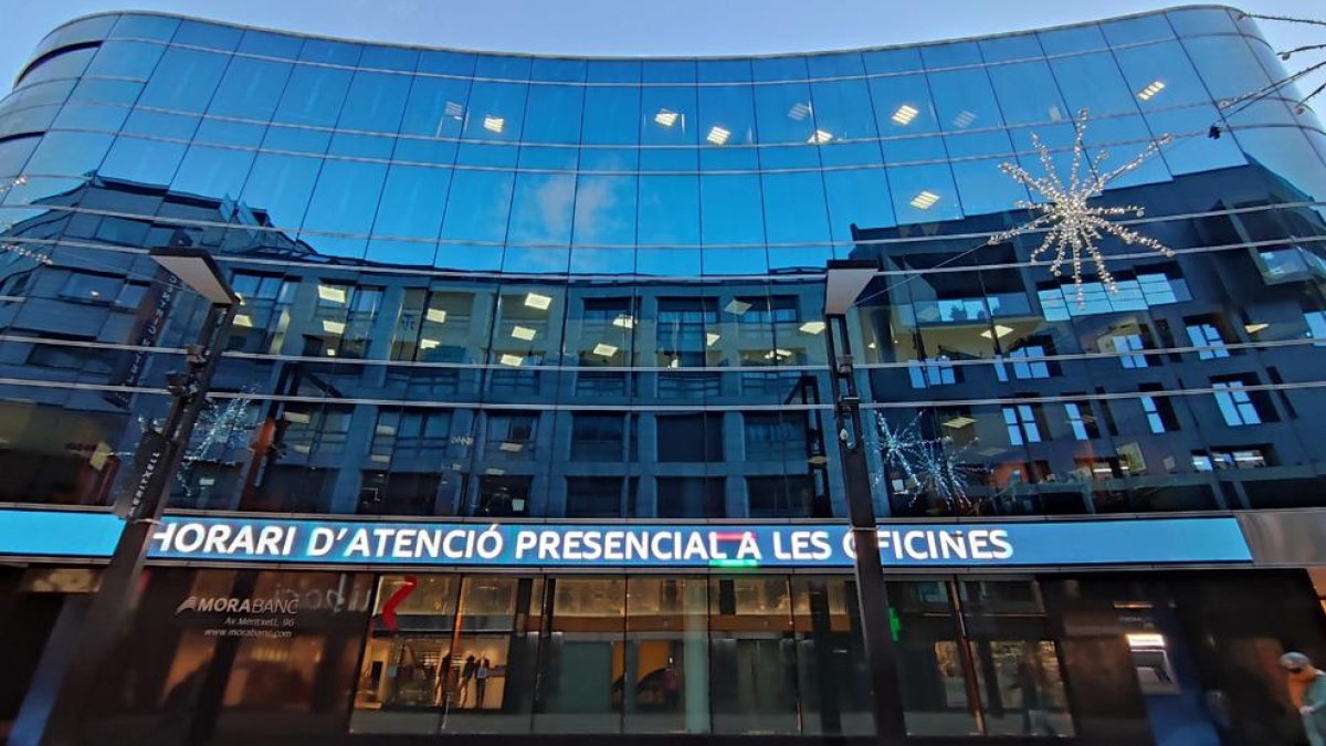 MoraBanc tanca la pantalla de la façana i no posarà il·luminació nadalenca aquest any