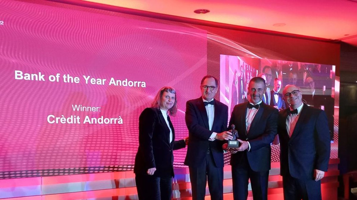 Antoni Pintat, president del consell d'administració de Crèdit Andorrà, i Xavier Cornella, conseller delegat, reben el premi a Londres
