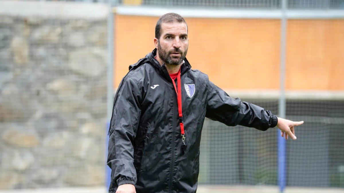 Juan Velasco dirigint un entrenament d'aquesta temporada amb l'Inter.