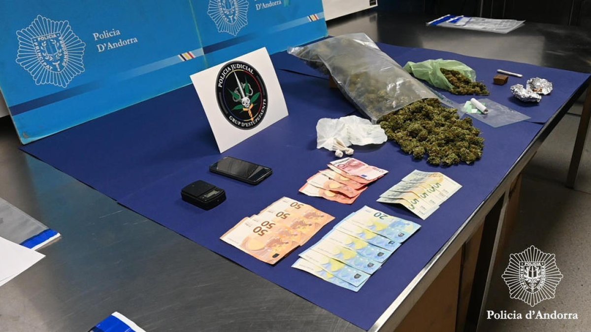 Droga, diners i estris per vendre estupefaents trobats per la policia al detingut