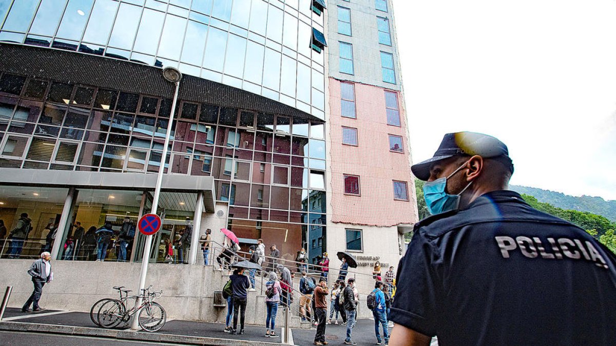 Un agent de policia davant del servei d'Immigració.