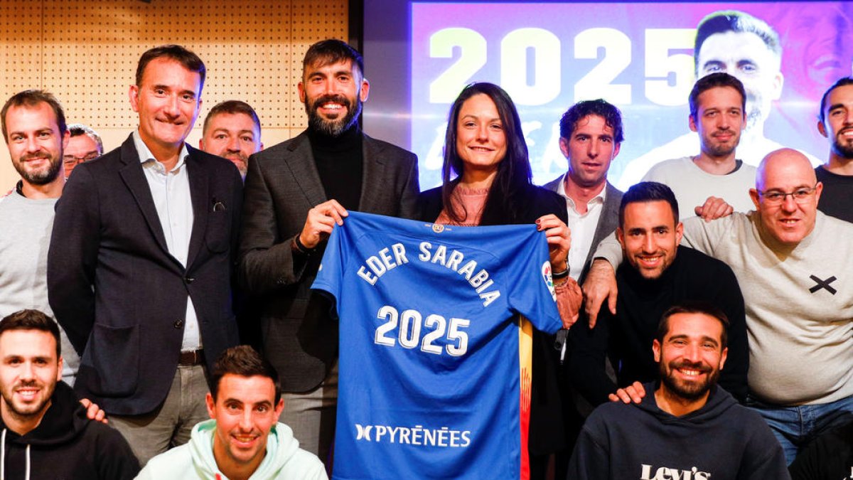 Eder Sarabia, acompanyat de la parella, Mònica Bernaus, l''staff' tècnic i membres de la directiva del club.