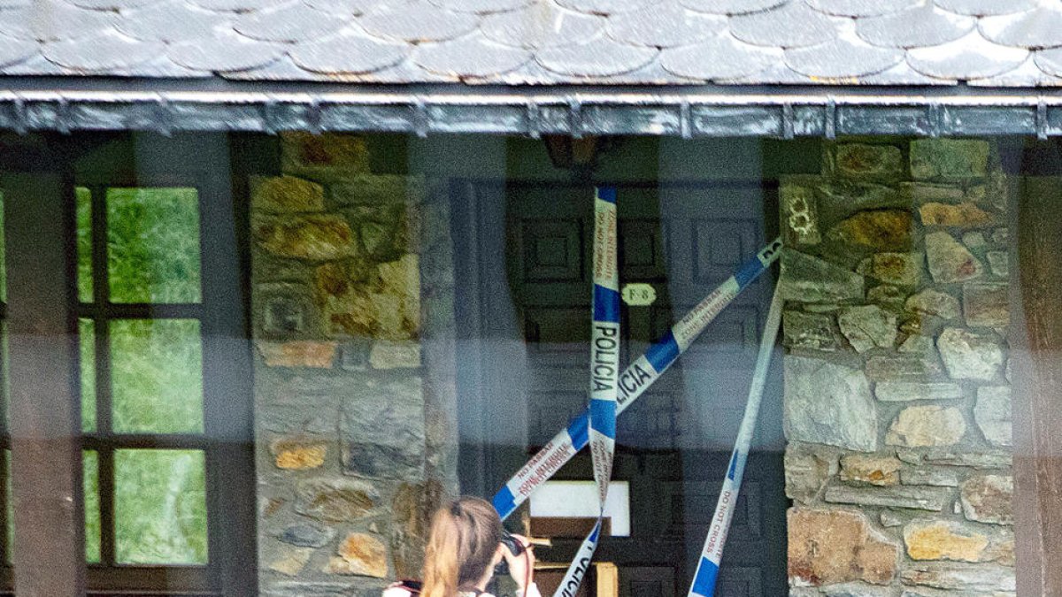 La porta precintada del domicili de la víctima l'endemà dels fets.