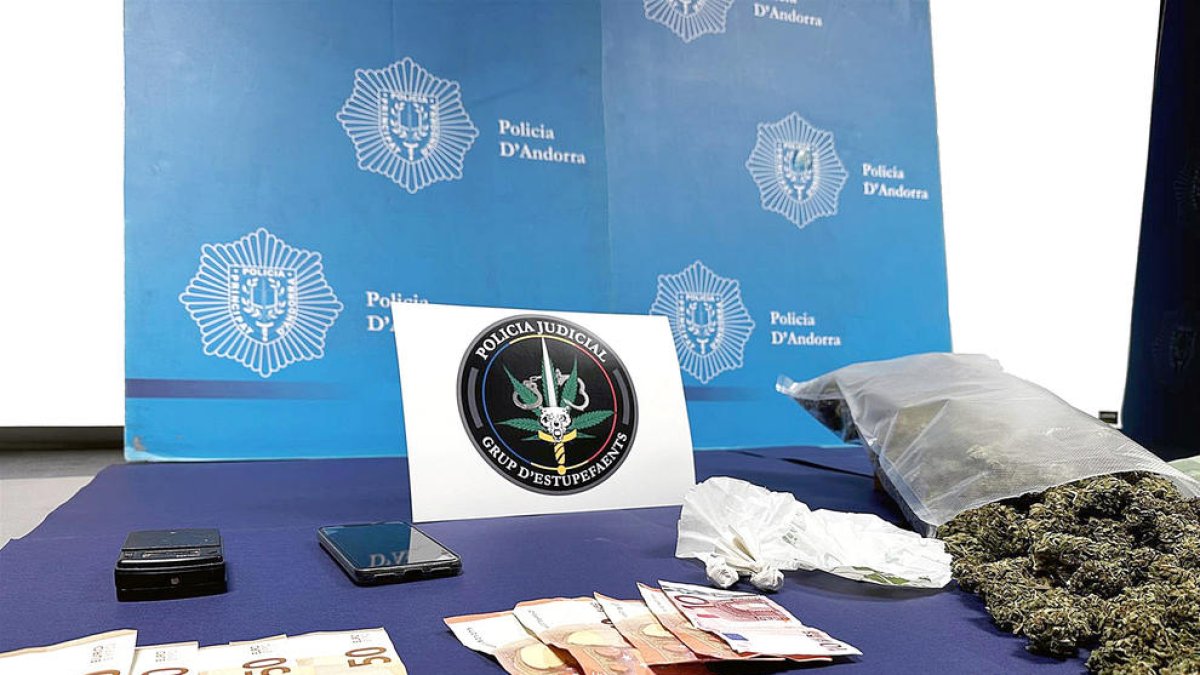 Desmantellat un punt de venda de droga.