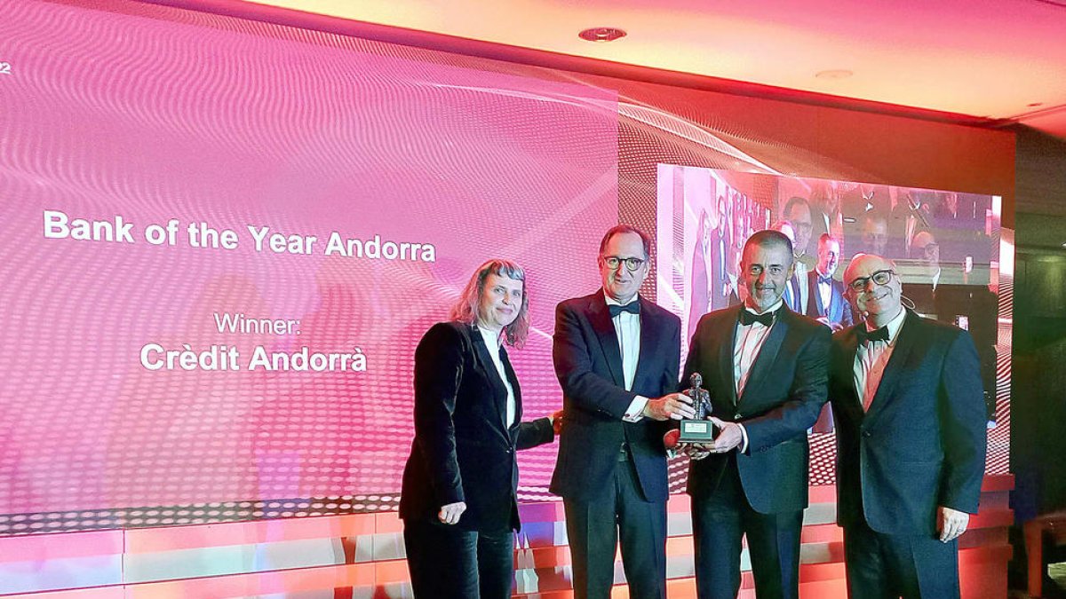 Antoni Pintat i Xavier Cornella rebent el premi a Londres.