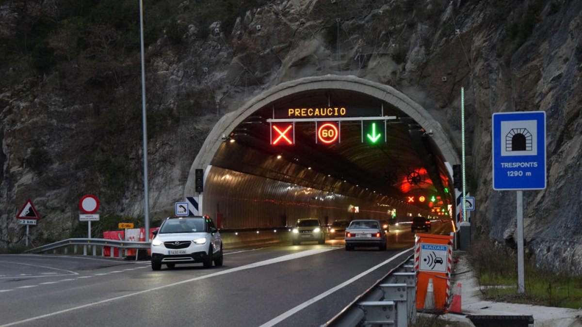 Vehicles circulant pel túnel de Tresponts.