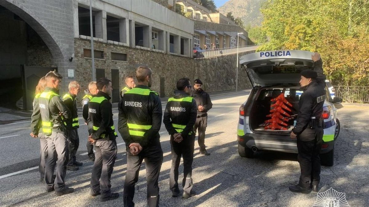 La policia mostra els dispositiu de seguretat i material per efectuar controls de carretera