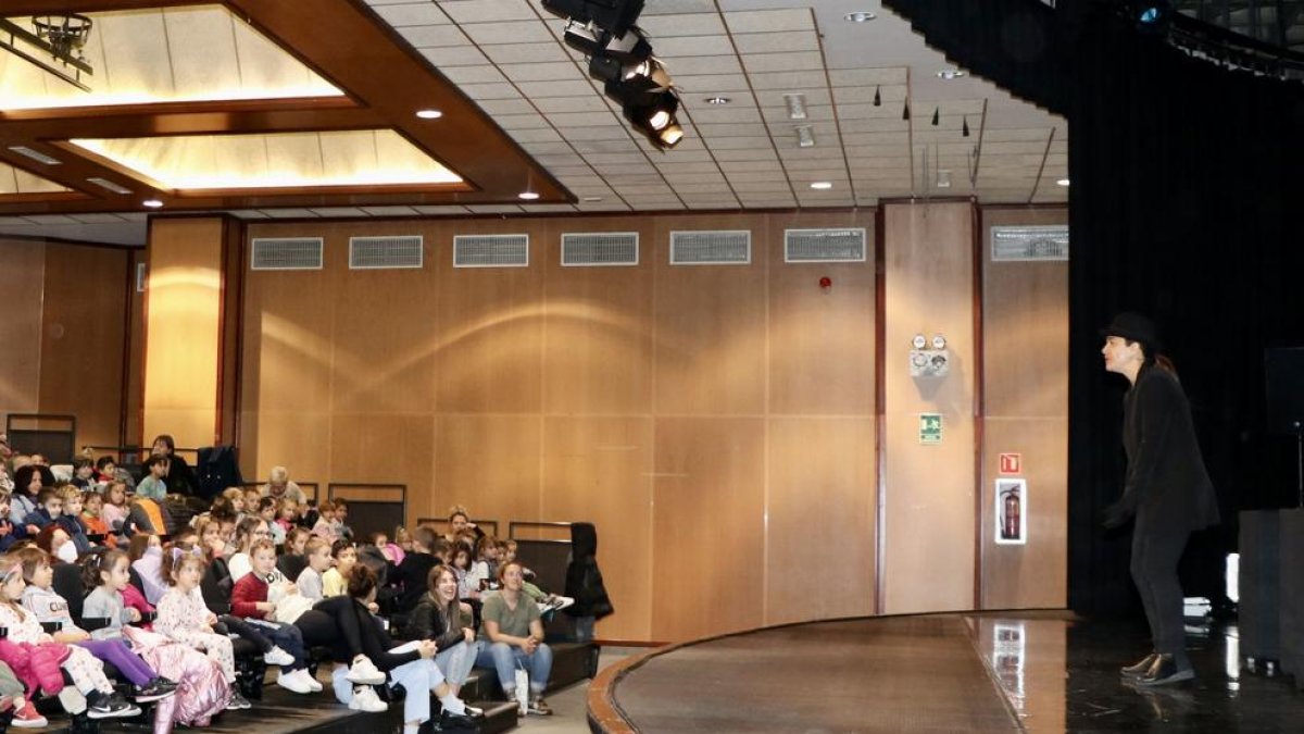 Escolars gaudint d'un espectacle de titelles a Encamp