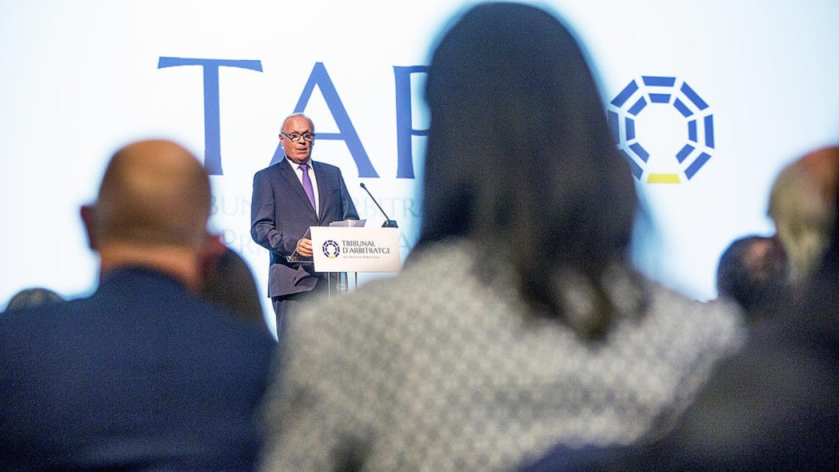 El president del Tribunal d'Arbitratge, Pierre Raoul-Duval, durant la presentació del tribunal.