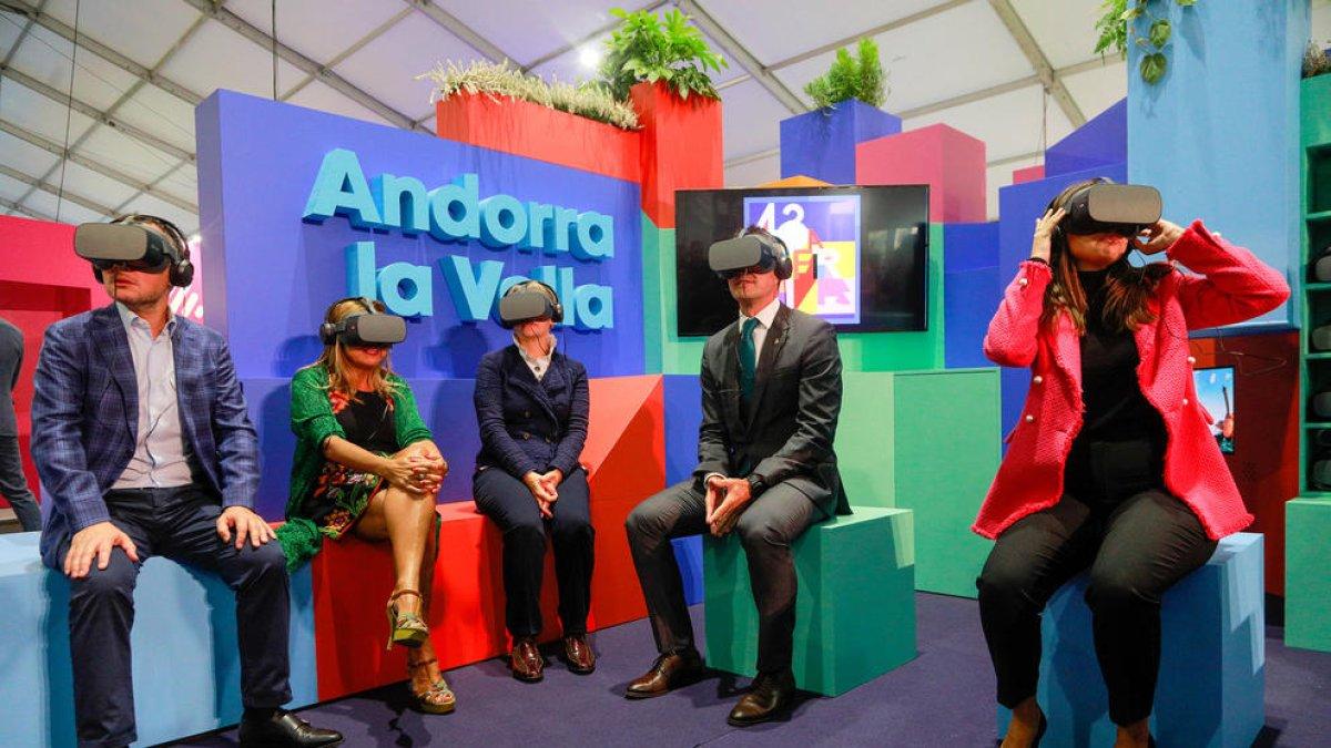 El cap de Govern, Xavier Espot, i la cònsol major, Conxita Marsol, a l'estand del comú d'Andorra la Vella.