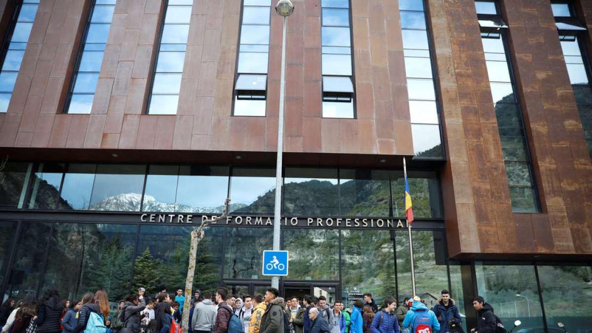 La façana del centre d'FP d'Aixovall.