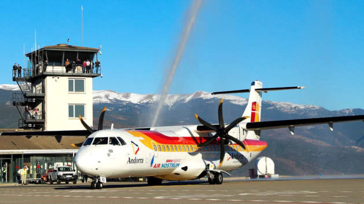 Un avió d'Air Nostrum a l'aeroport d'Andorra.