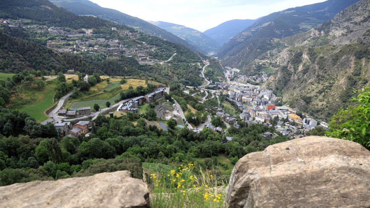 Vista del poble de Sant Julià de Lòria des de Certers.