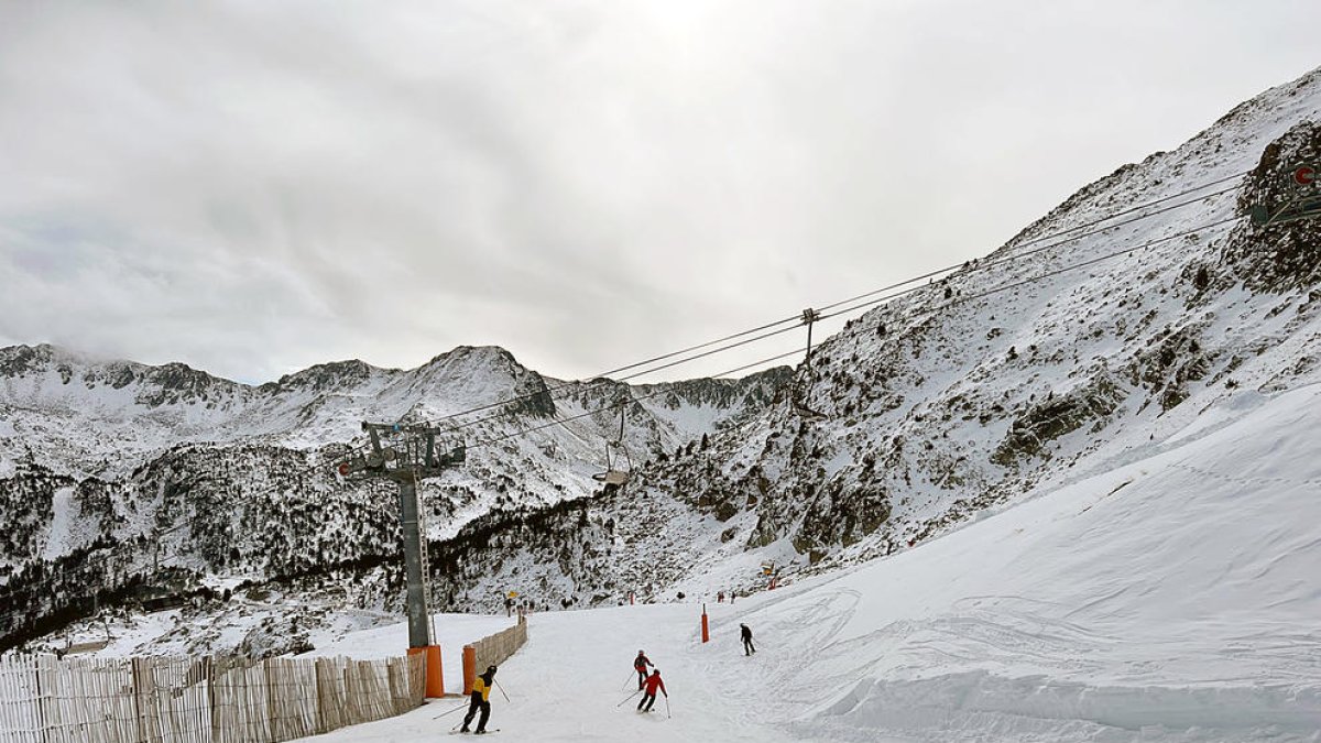 El sector de Grau Roig va rebre ahir els primers esquiadors en un dia fred, però amb la presència del sol.