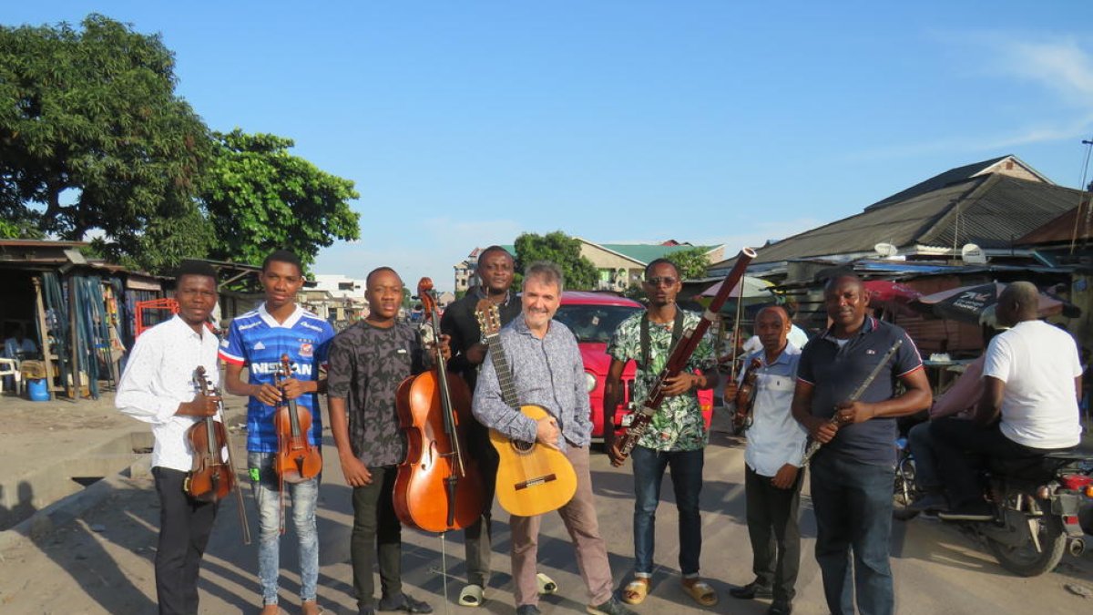 Rafael Serrallet amb alguns membres de l'OSK.