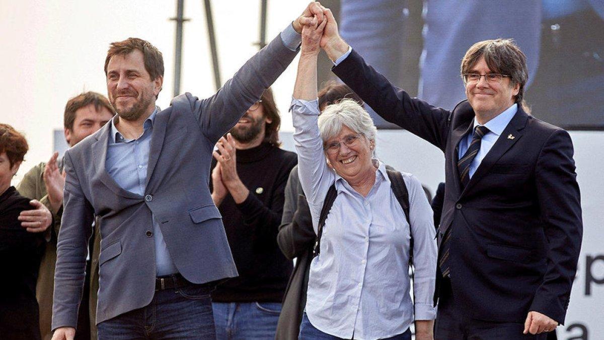 Puigdemont, Ponsatí i Comín en un acte de l'entitat.