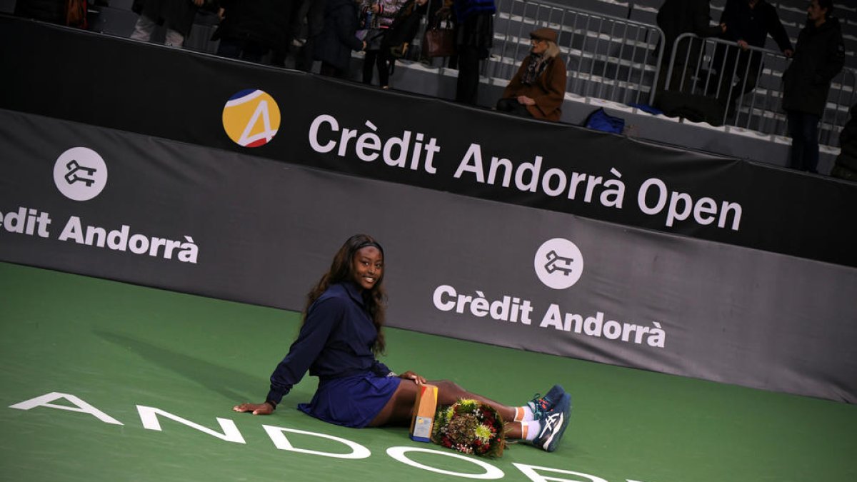 Alycia Parks amb el trofeu de guanyadora del Crèdit Andorrà Open.