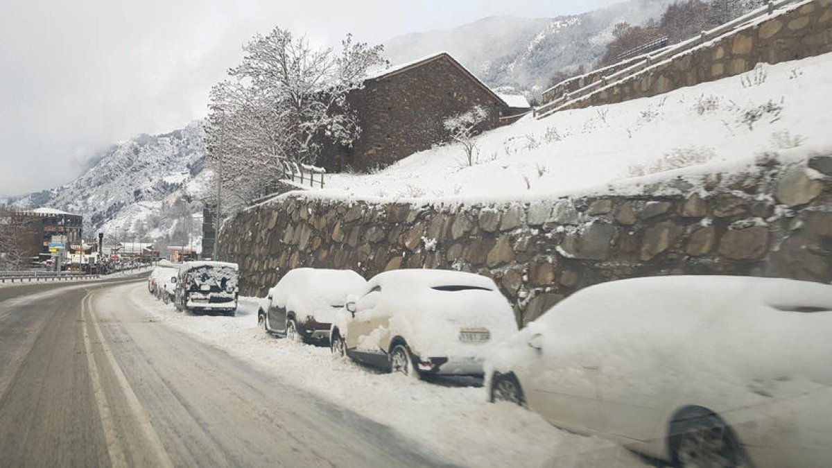 Cotxes coberts de neu ahir al matí al Tarter.