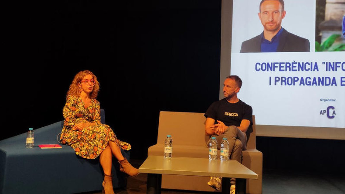 Mònica Bernabé i Manel Alías a la conferència d'ahir a la sala de la Llacuna.
