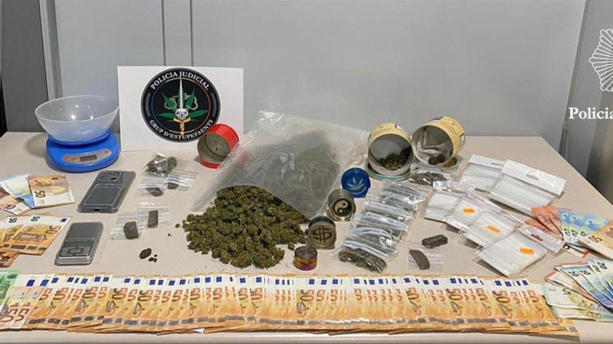 Droga, diners i objectes per vendre estupefaents intervinguts per la policia