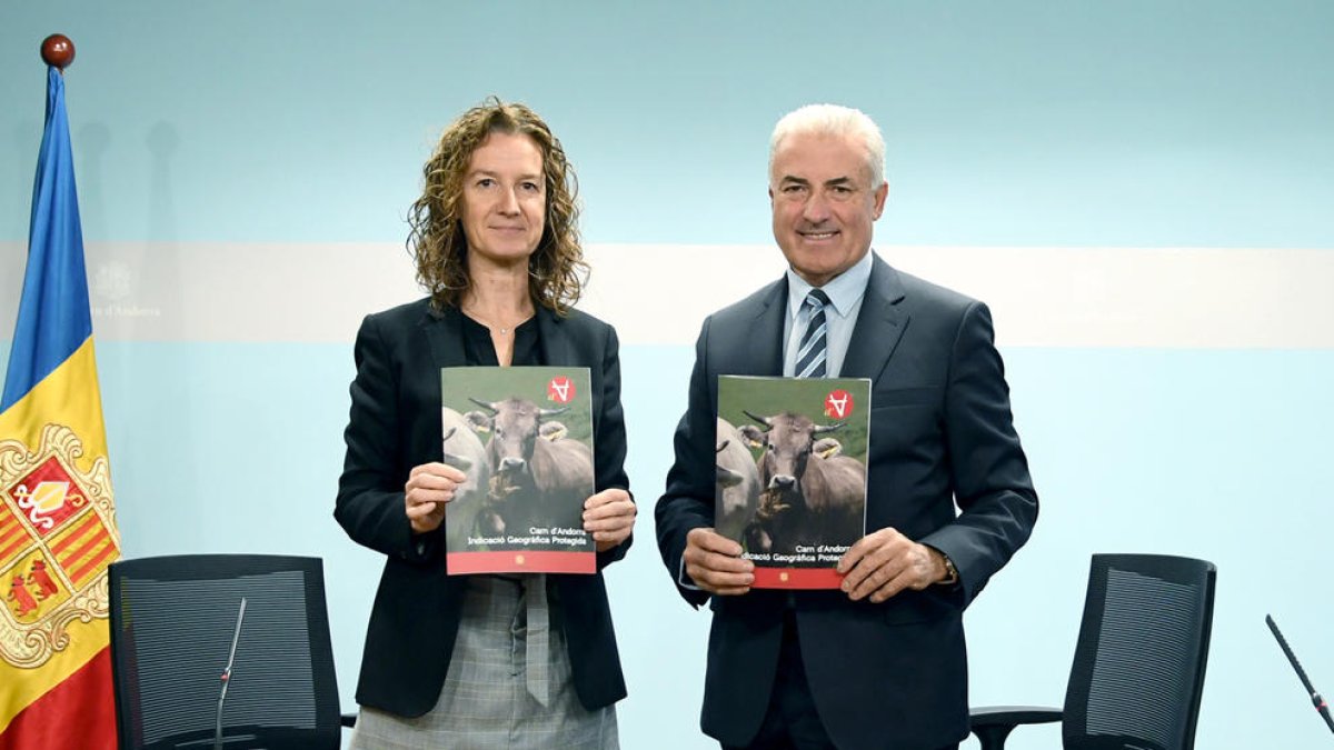 La ministra Sílvia Calvó i el representant d'Andbak Josep Maria Cabanes.