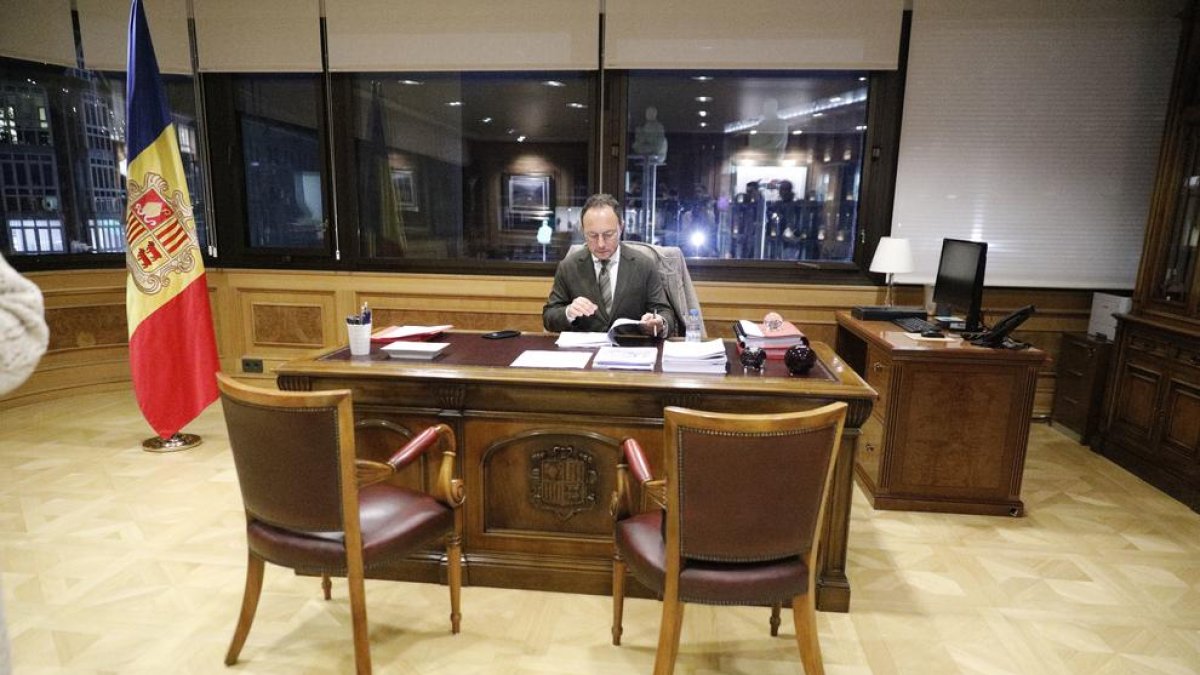 Xavier Espot al despatx de Govern