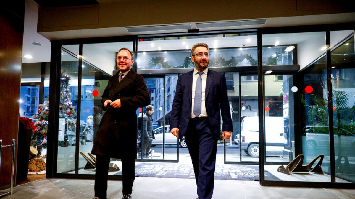 El cap de Govern, Xavier Espot, i el ministre de Finances, Eric Jover, entrant a l'hotel on es va fer la trobada amb la premsa.