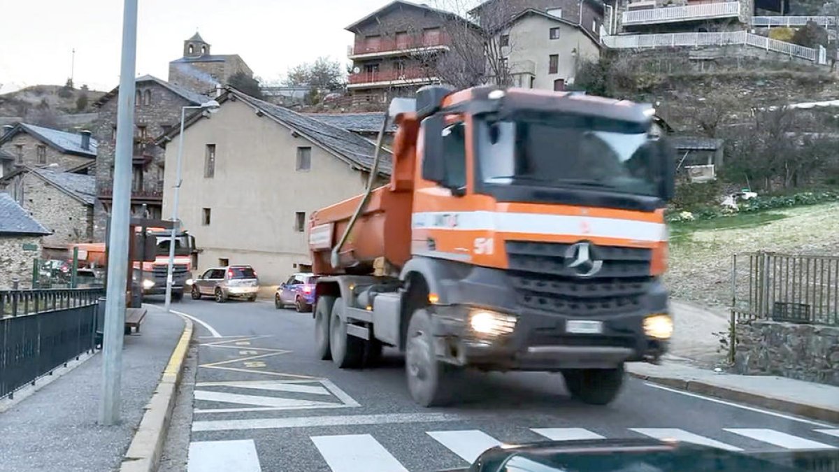 Un grup de veïns ha reiterat les queixes per la manca de seguretat viària a Anyós.