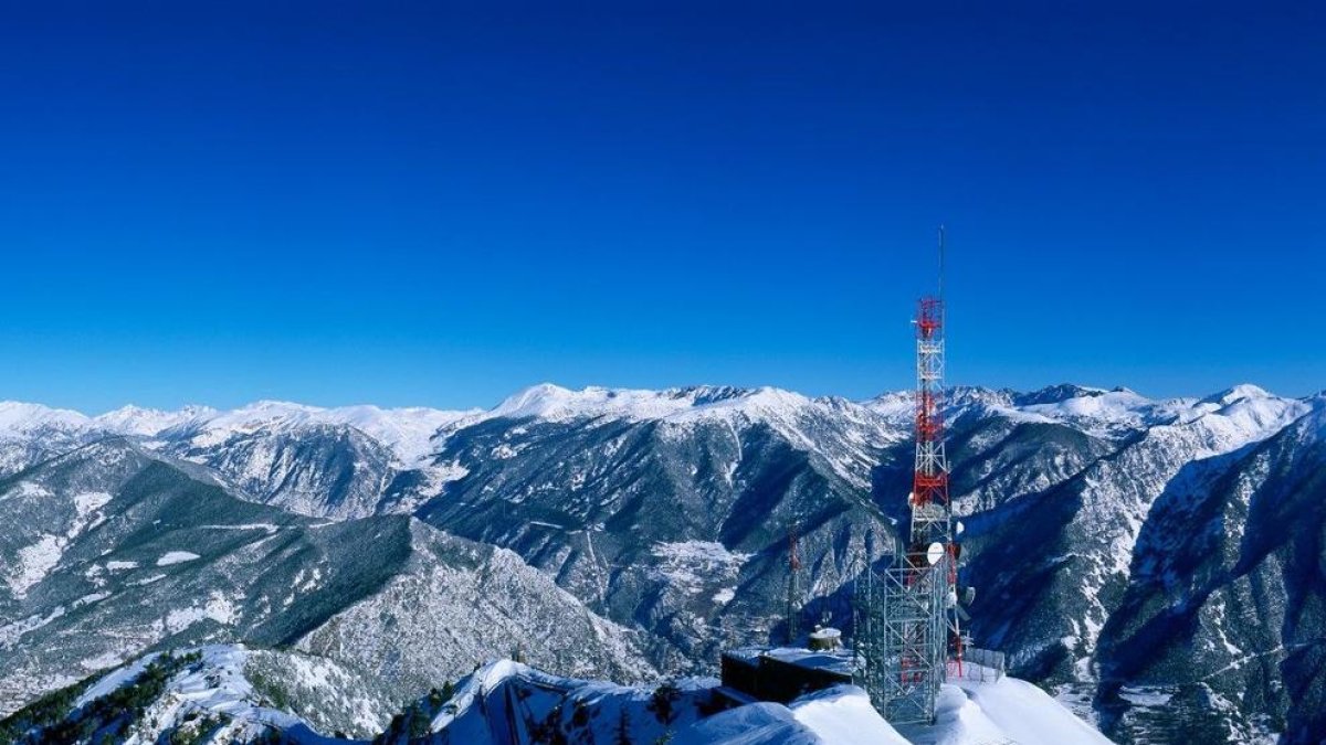 L'antena d'Andorra Telecom al pic de Carroi està a 2.300 metres d'altura