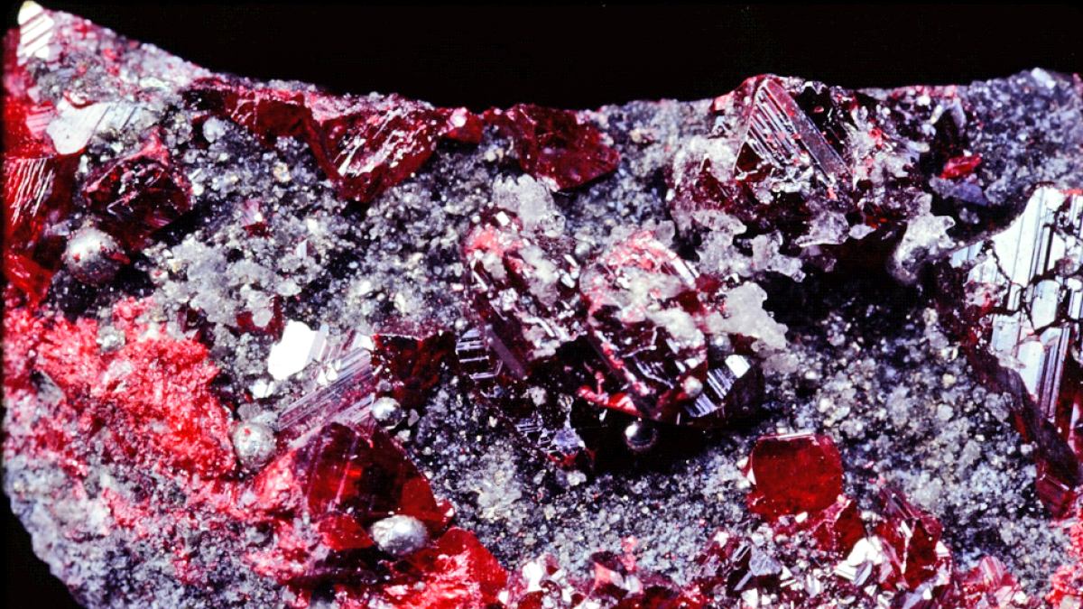 Cinabri associat amb mercuri.