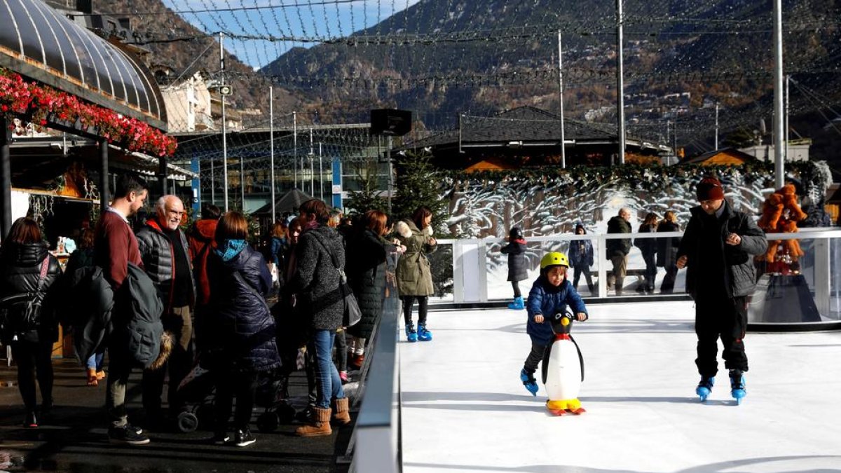 Turistes aquest matí al Poblet de Nadal d'Andorra la Vella