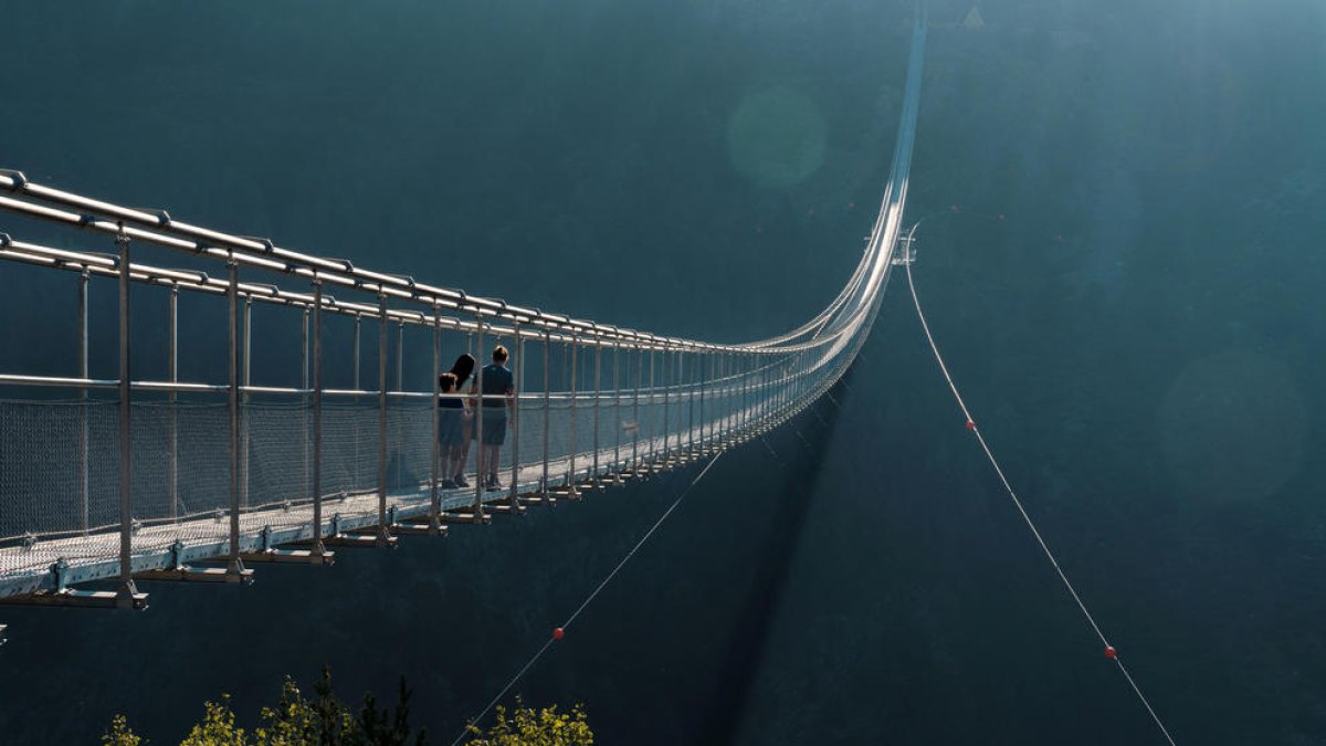 Visitants al pont tibetà.