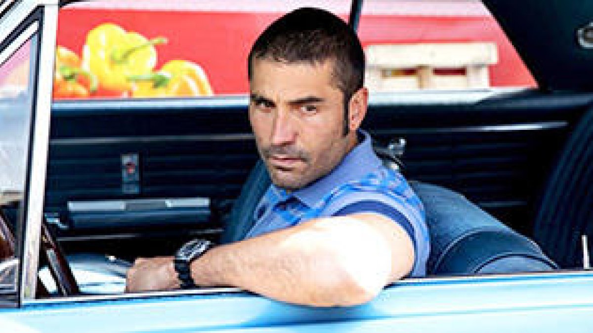 Álex García protagonitza aquesta sèrie com a cap del clan Los Miami.