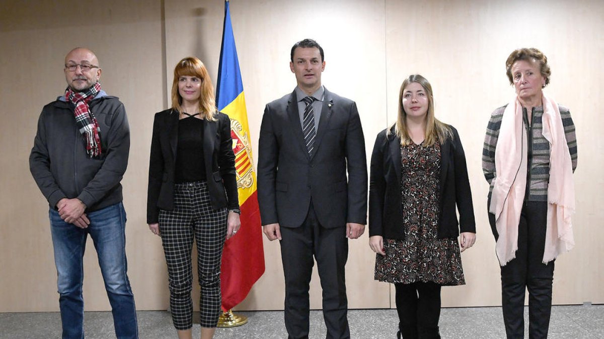 Els representants de les empreses durant la signatura.