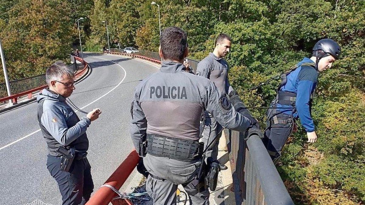 Agents de policia fent la prova de vertigen