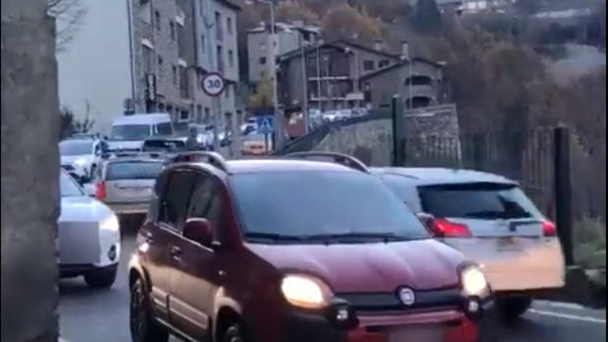 Els veïns han denunciat la inseguretat a la via.