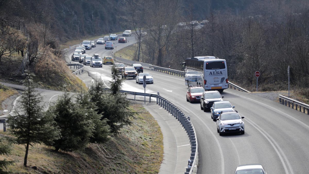 Un tercer carril reversible a l'N-145 permetria incrementar la capacitat de la via.