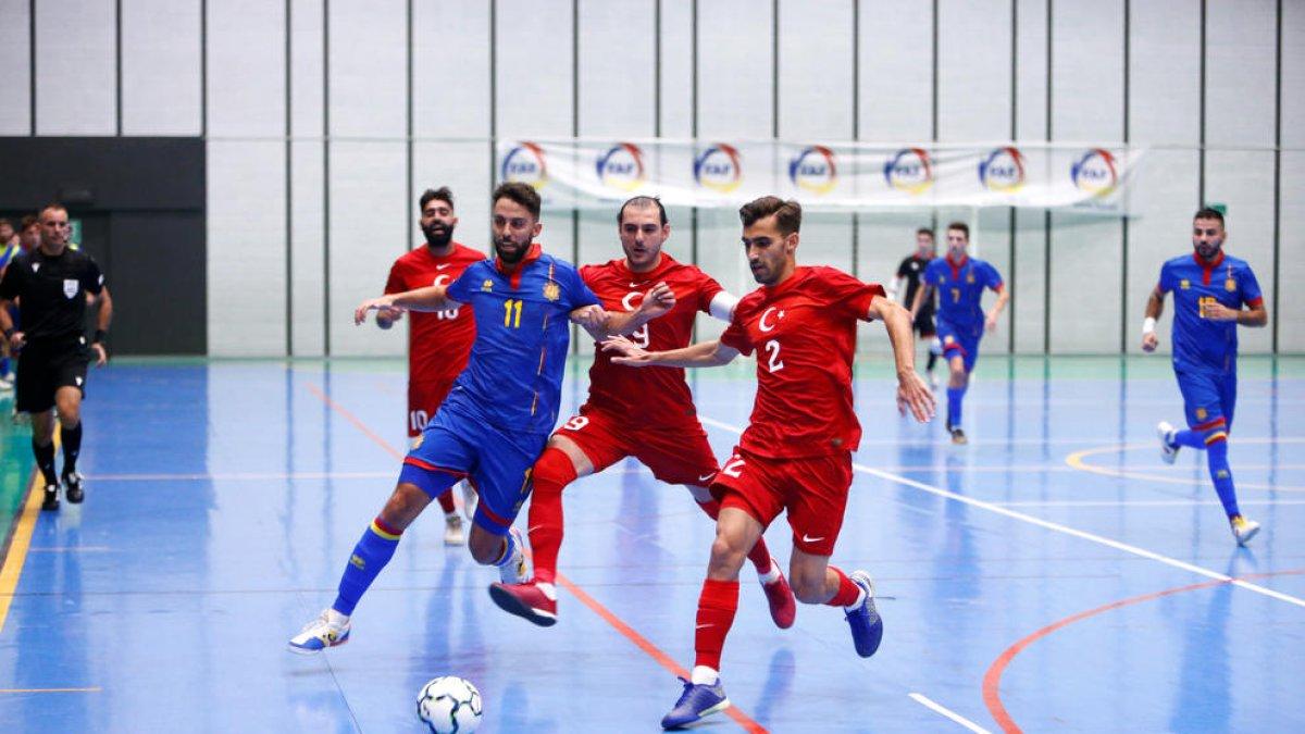 Un instant del duel celebrat ahir al centre esportiu dels Serradells.